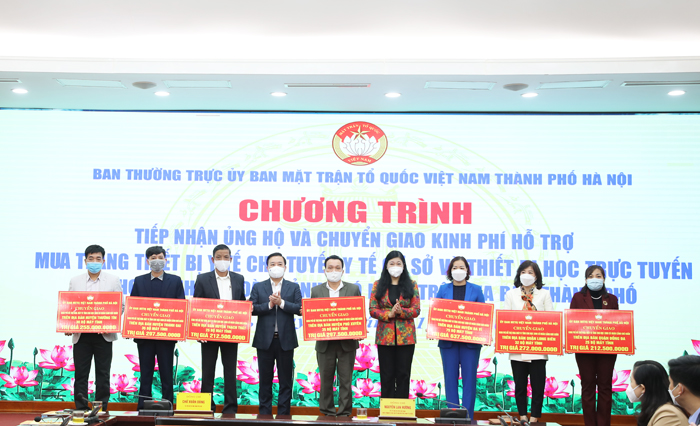 Chủ tịch Ủy ban MTTQ Việt Nam TP Nguyễn Lan Hương và Phó Chủ tịch UBND TP Chử Xuân Dũng chuyển giao kinh phí hỗ trợ mua máy tính cho học sinh hoàn cảnh khó khăn